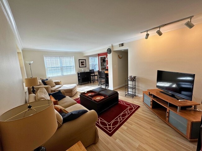 Building Photo - 2107 N Scott St