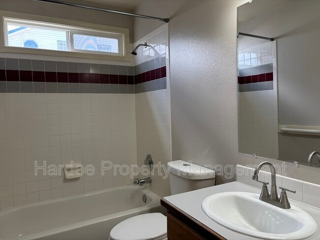 Building Photo - 668 W Applegate St