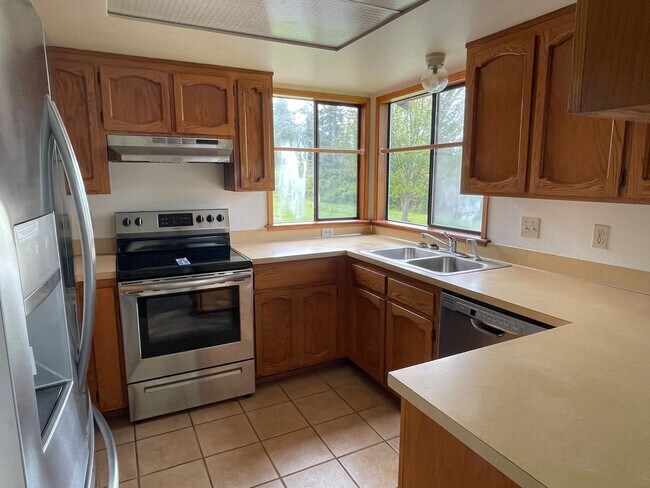 Building Photo - Pet Friendly, Private 3 Bedroom Home