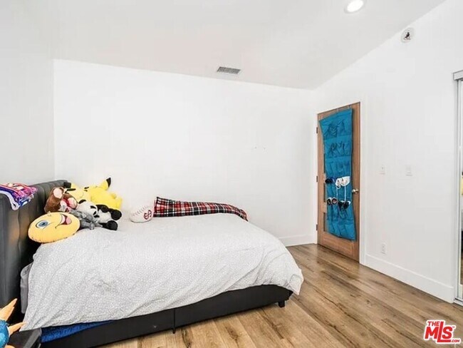 Building Photo - 6140 Rhodes Ave