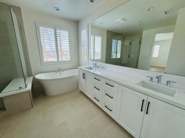 Building Photo - 8631 Mission Villa Dr