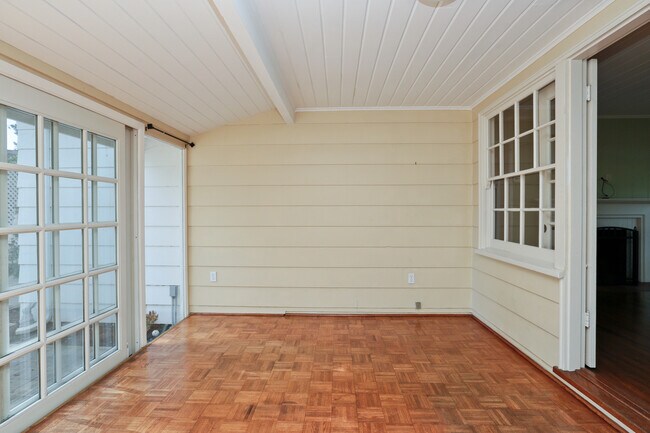 Building Photo - Charming 1 Bed 1 Bath Los Altos Cottage on...
