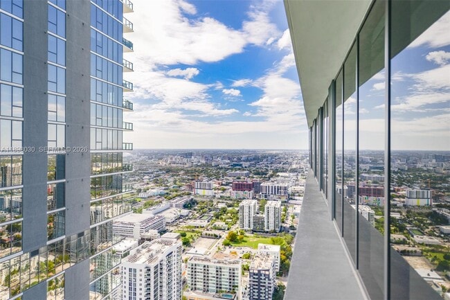 Building Photo - 700 NE 24th St