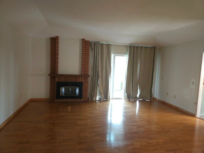 Building Photo - 2Bd/2Ba Single Story Home - Available to View!