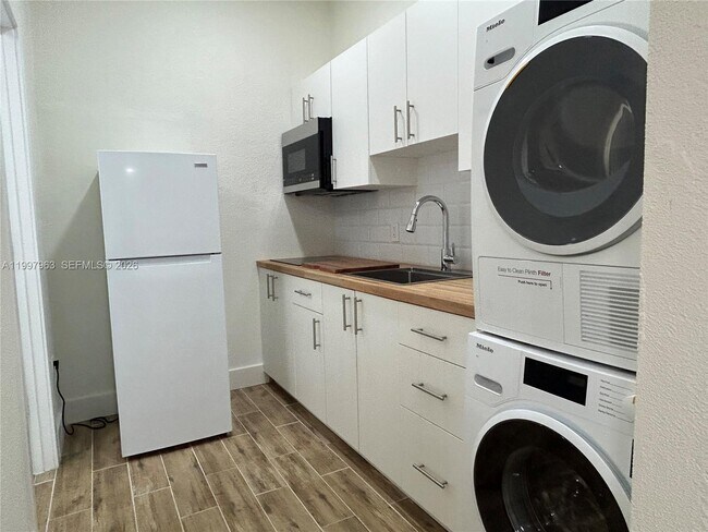 Building Photo - 135 E 37th St