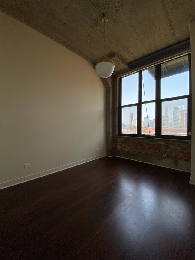 Building Photo - 320 E 21st St