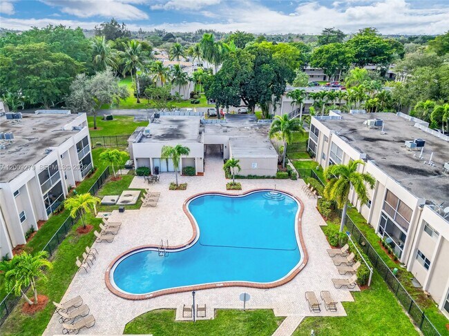 Building Photo - 8513 Old Country Manor