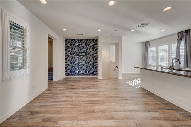 Building Photo - 946 Blackstone Dr