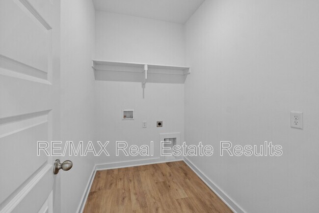 Building Photo - 4670 W Aurora St