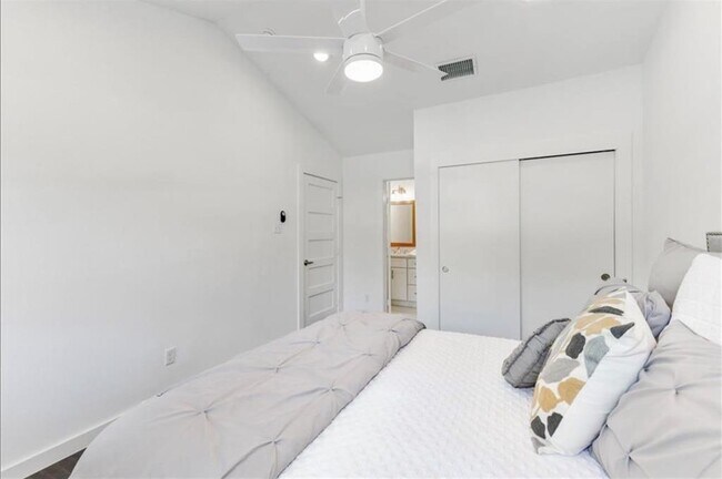 Building Photo - 6712 Hart Ln