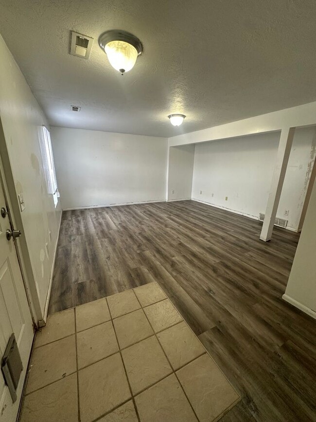 Building Photo - BEAUIFUL TOWNHOME!!!