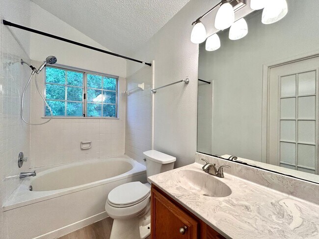 Building Photo - Spacious 3BR/2.5BA Two-Level Home with Fen...