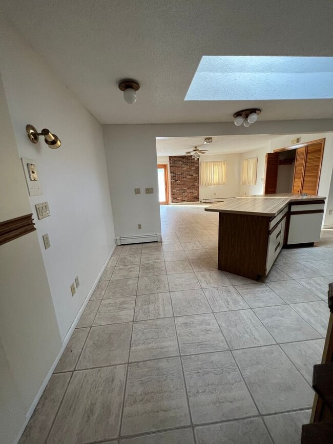 Building Photo - Spacious 3 Bedroom Home Available Septembe...