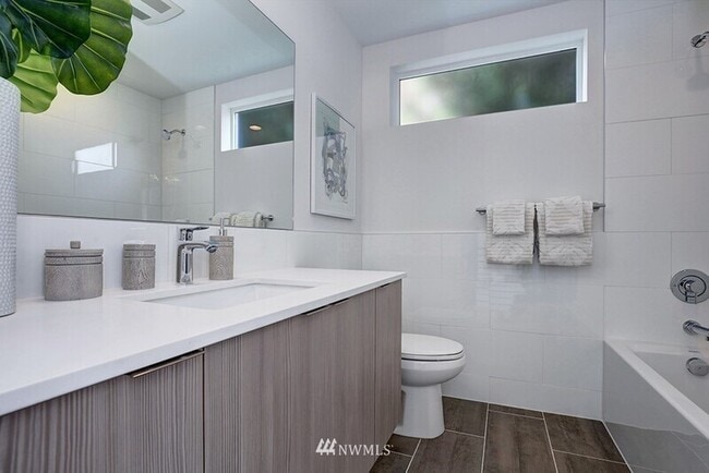 Building Photo - 632 10th Ave E