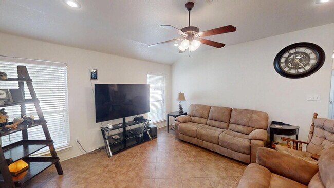 Building Photo - "Spacious 3-Bedroom Retreat with 2 Full Ba...