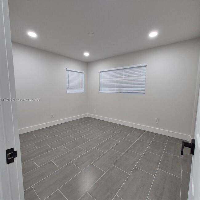 Building Photo - 823 NW 30th Ct