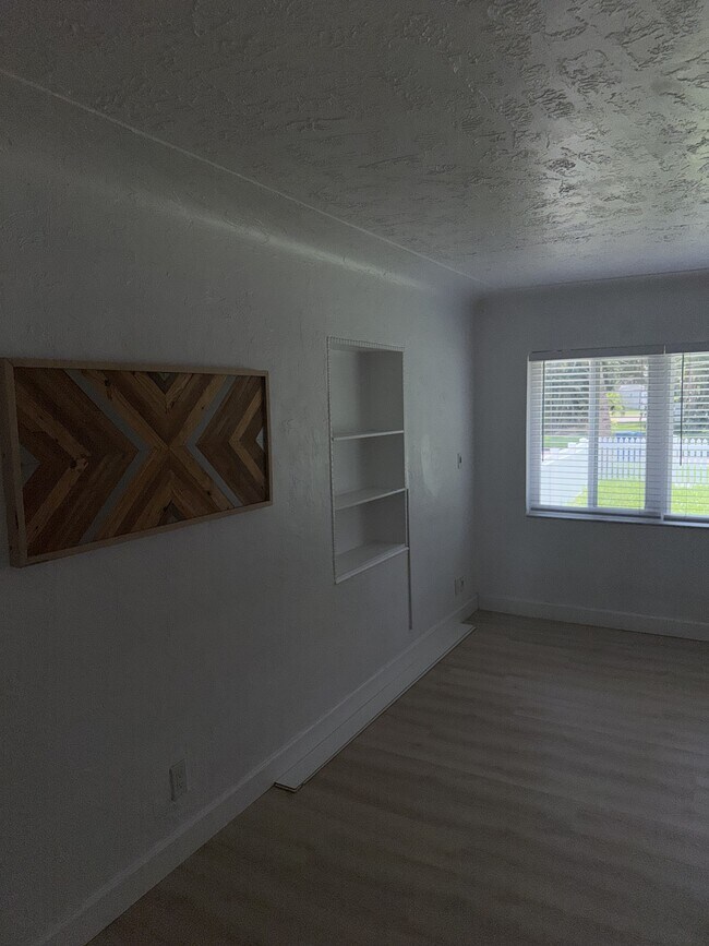 Building Photo - 923 Ivanhoe Way S