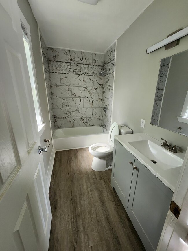 Building Photo - Large Glen Park Home