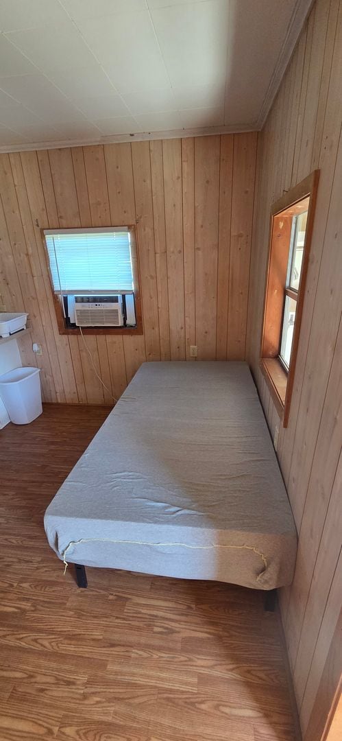 Building Photo - Tiny home with large yard