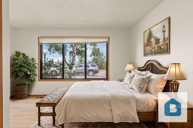 Building Photo - 600 N Coraline St