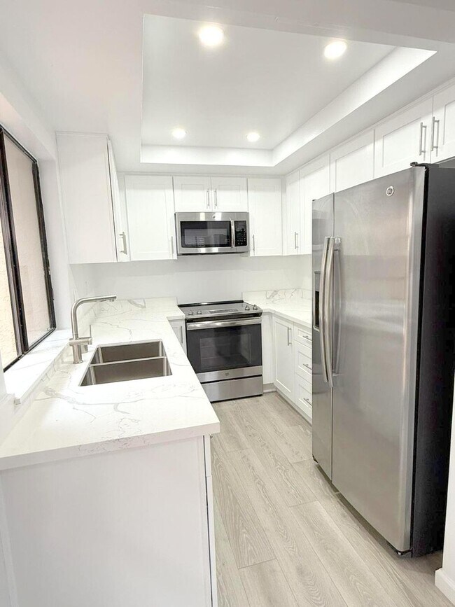 Building Photo - Excellent Location! Near BART, Downtown! Main Chance Estates Townhouse