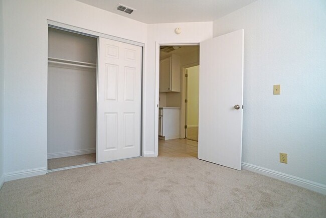 Building Photo - beautiful 3-bedroom, 2-bathroom single-story home in Roseville!
