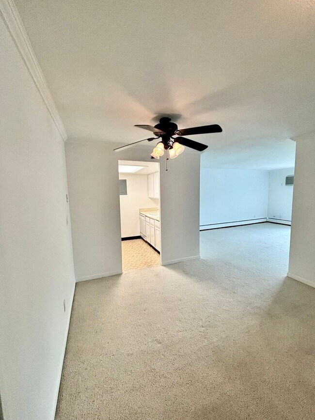 Building Photo - 1150 Golden Cir
