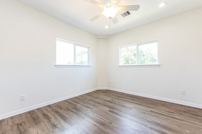 Building Photo - 427 Vane Way