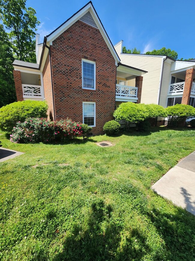 Building Photo - Chapel Hill / Bradford Place Condo AVAILABLE