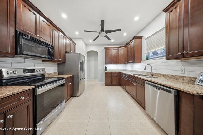 Building Photo - 2039 Tullagee Ave