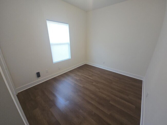 Building Photo - 2143/45 S Thatcher Cir
