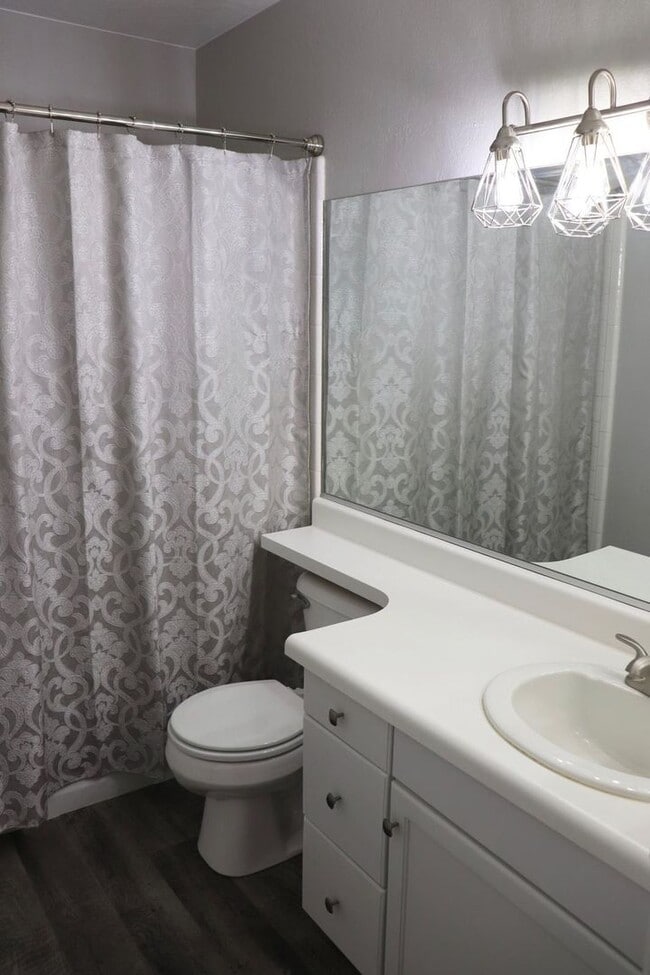 Building Photo - Beautiful remodeled 3 bedroom 2.5 bathroom in down town St George!