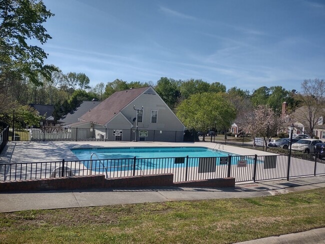 Building Photo - Fabulous Upgraded Three Bedroom/Two Bath Townhome - Walking Distance to Lexington Medical Center