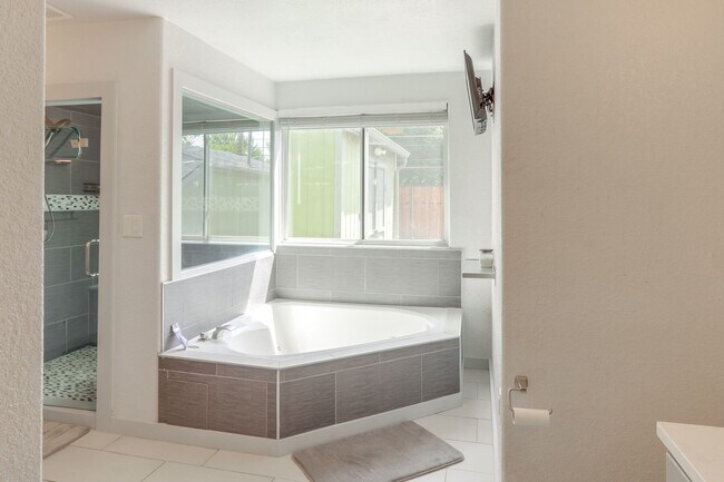 Building Photo - Charming 2Bed 2bath House in Denver