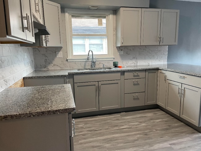 Building Photo - 1612 Memorial Dr