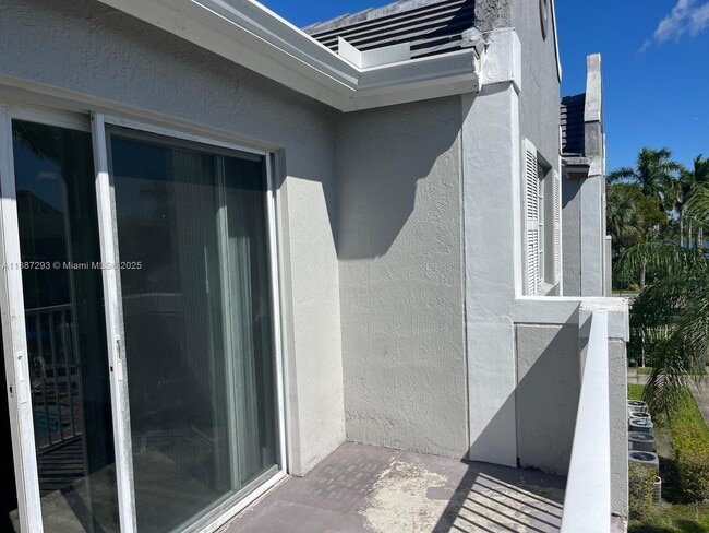 Building Photo - 655 SW 111th Way