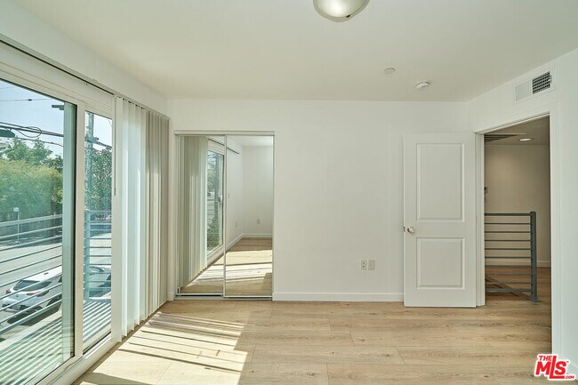 Building Photo - 965 S Lorena St