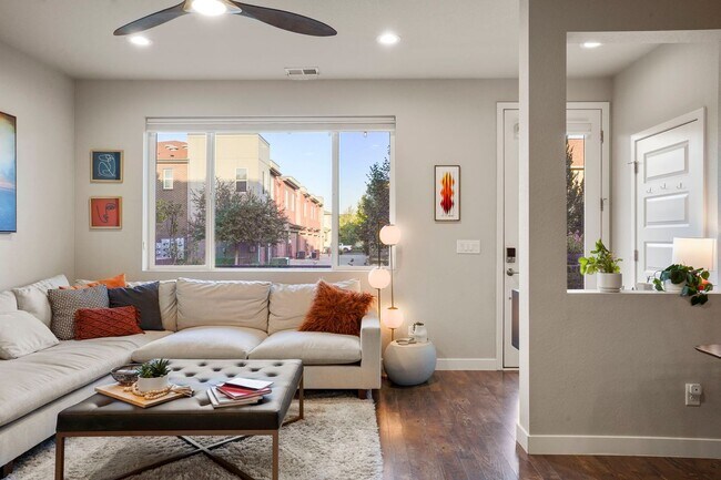 Building Photo - Modern 3-Bedroom Townhome in Midtown Denver – Carefree Living Awaits!