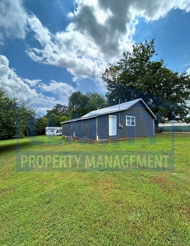 Building Photo - Four-bedroom home in Calhoun, TN!