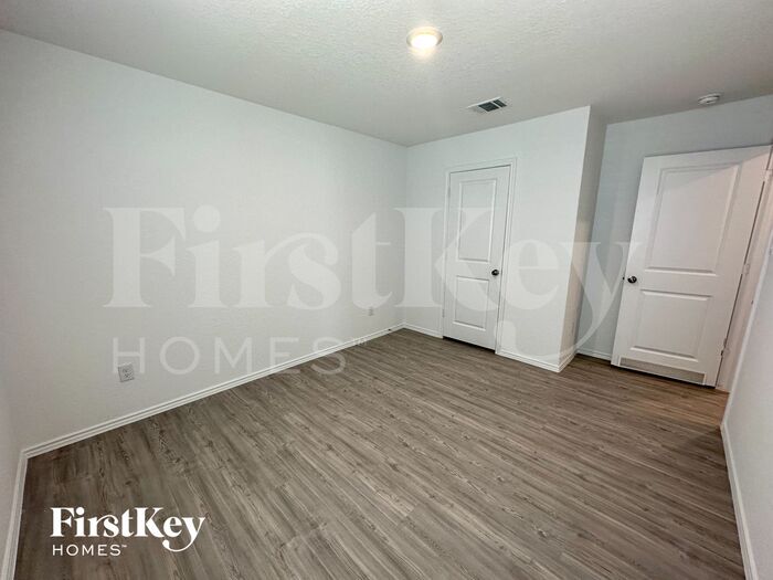 Building Photo - 2408 Lake Hls