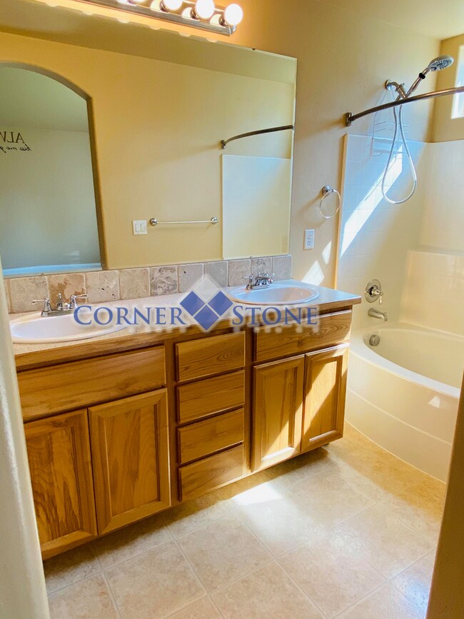 Building Photo - Middleton Home with Community Pool!