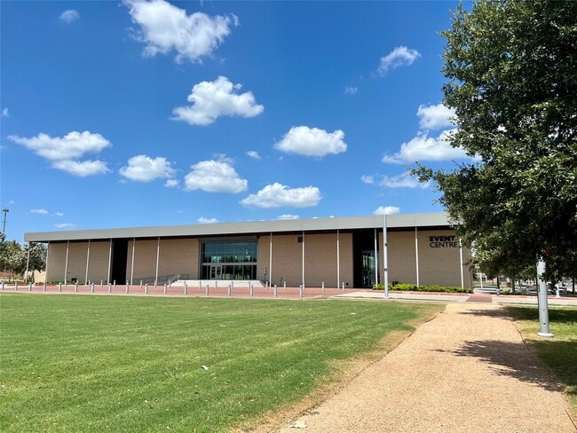 Building Photo - 430 Shamrock Ave