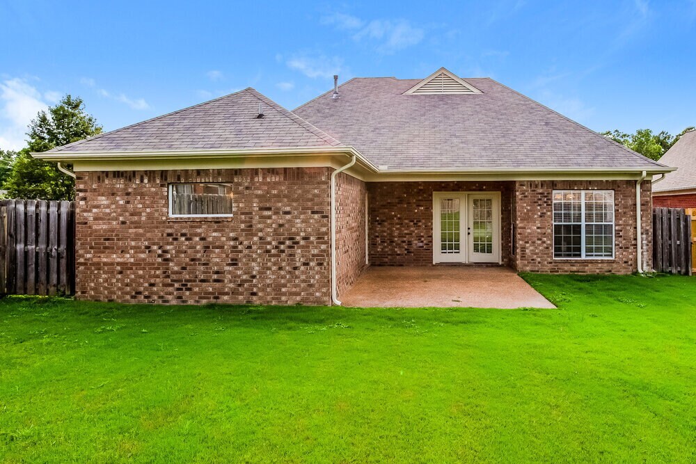 Building Photo - 610 Classic Dr N