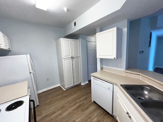Building Photo - MOVE IN NOW! 2x2 WITH FRESH INTERIOR PAINT & LAMINATE WOOD FLOORING! PRIVATE BALCONY!!!