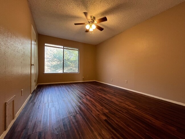 Building Photo - 3/1.5 Townhouse in Great location