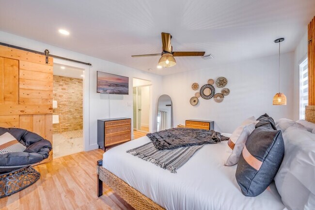 Building Photo - 1814 NW 14th Ave