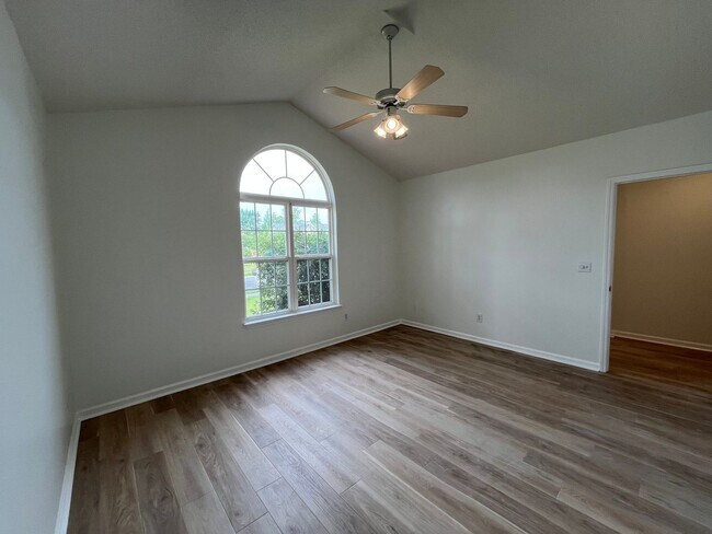 Building Photo - Discover this well-maintained 3-bedroom, 2-bath home in Carriage Hills