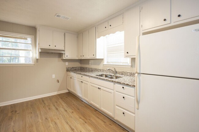 Building Photo - 1013 W Slaton Ave