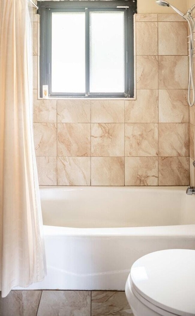 Building Photo - 18732 Dix Toledo Rd