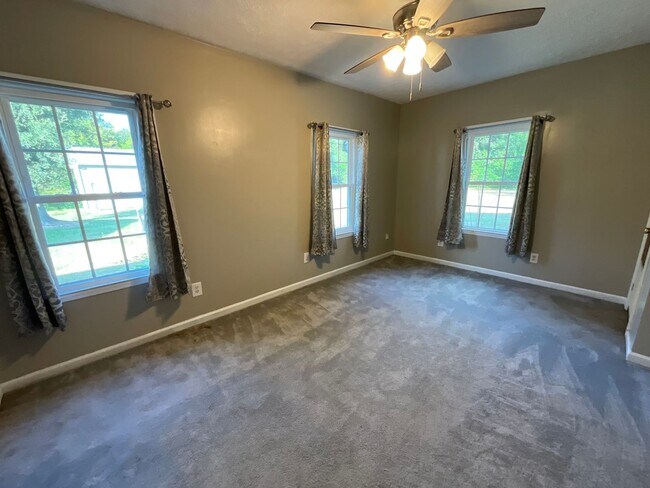 Building Photo - Spacious 3/2 in Greenwood with Everything ...